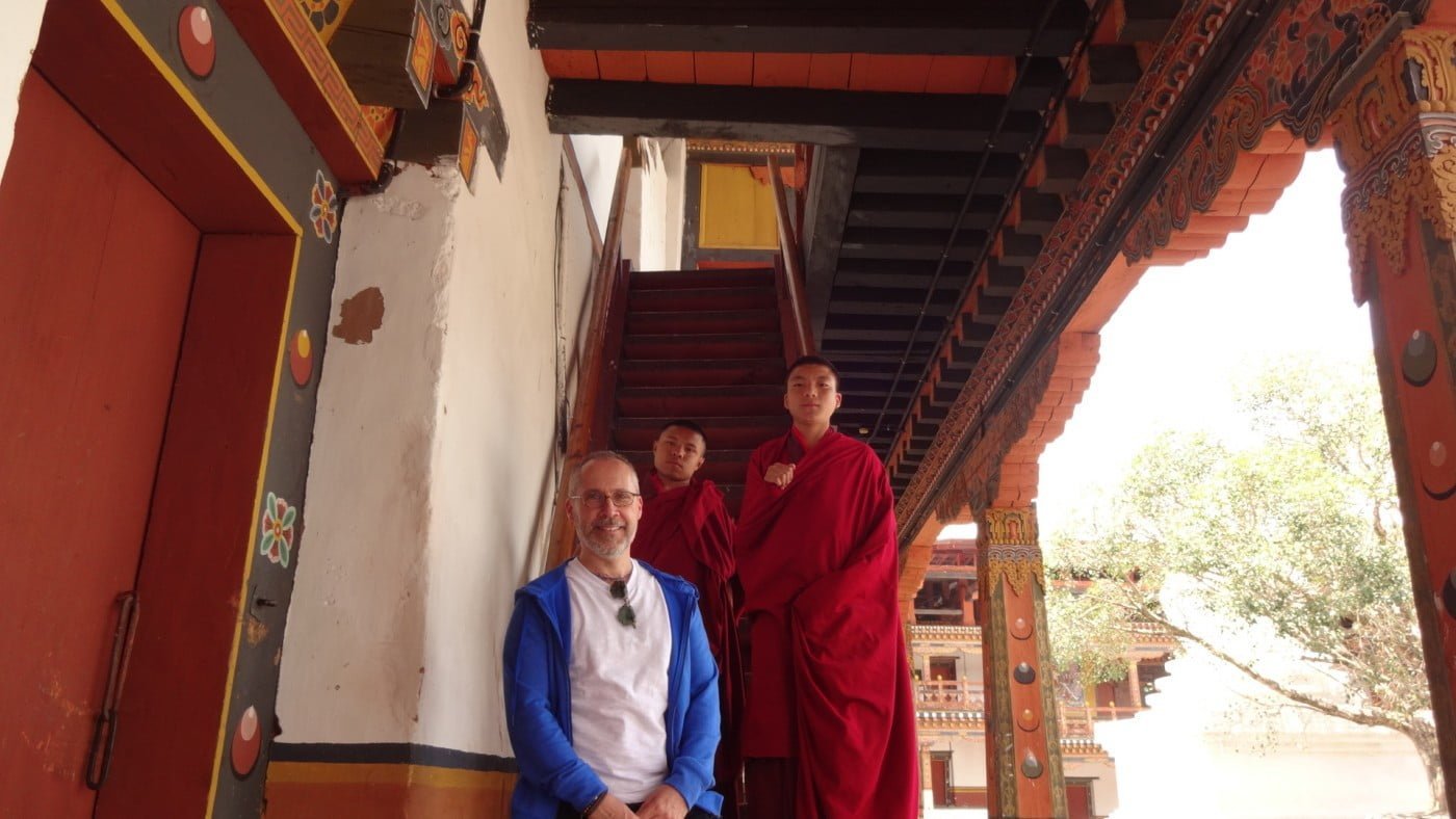 Ulisses Zamboni (à frente na foto) conta como a simples pergunta "você é feliz?" o conduziu a uma jornada ao longínquo Butão, o pequeno país que acha a Felicidade Interna Bruta mais importante que o PIB.