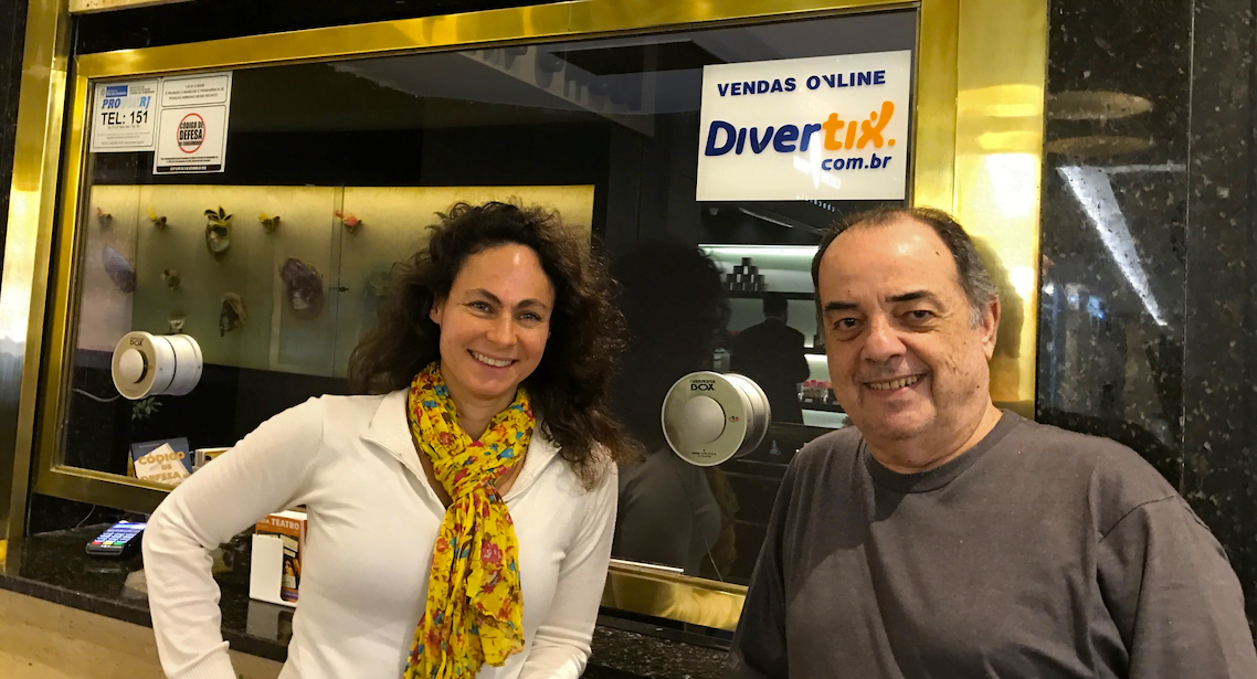 Débora e Luiz Eduardo, os criadores do Divertix, na bilheteria do Teatro das Artes, no Rio.