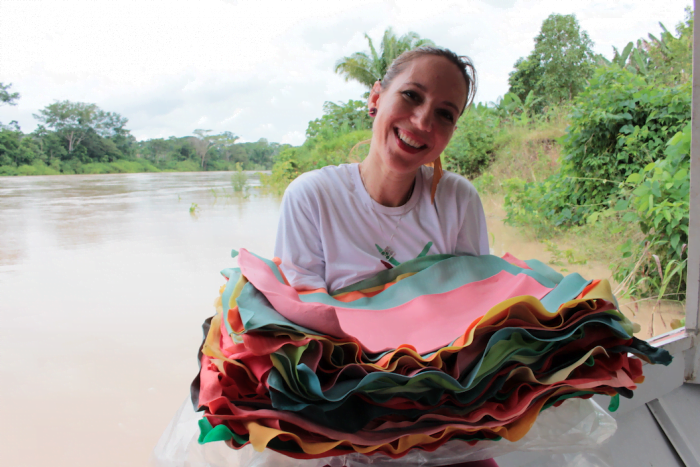 Flavia Amadeu na sua mais recente viagem ao Acre, de onde voltou com novas cores da borracha sustentável FSA que usa em suas criações.