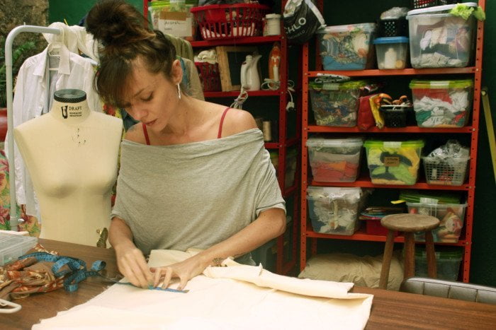 Gabriela no ateliê da Re-Roupa em sua casa, no Rio.