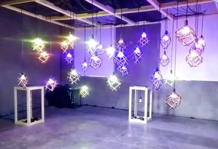 A Instalação Ilumini, em que lâmpadas interagem comandadas por um software, foi criada para um evento do Google por quatro artistas do Lilo.zone.
