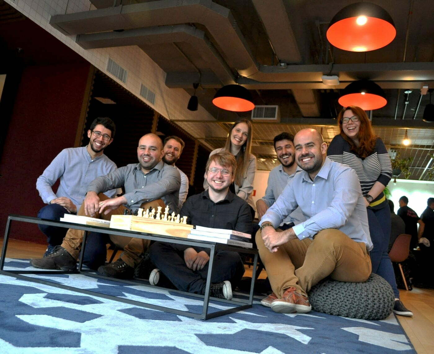 Os fundadores Leonardo Almeida (o primeiro à esquerda), Gustavo Penna (o segundo) e parte da equipe da Menu, no escritório em São Paulo.