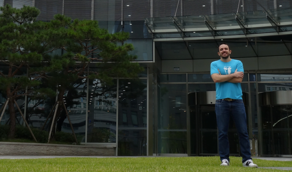 Bruno Muniz, fundador da TotalCross, em frente ao Pangyo Startup Campus, prédio do K–Startup Grand Challenge, em Seul, capital da Coreia do Sul.