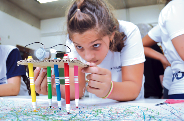 O Nave à Vela implanta espaços maker nas escolas e dá apoio durante seu uso. Ali os alunos são estimulados a buscar soluções criativas para diversos problemas.