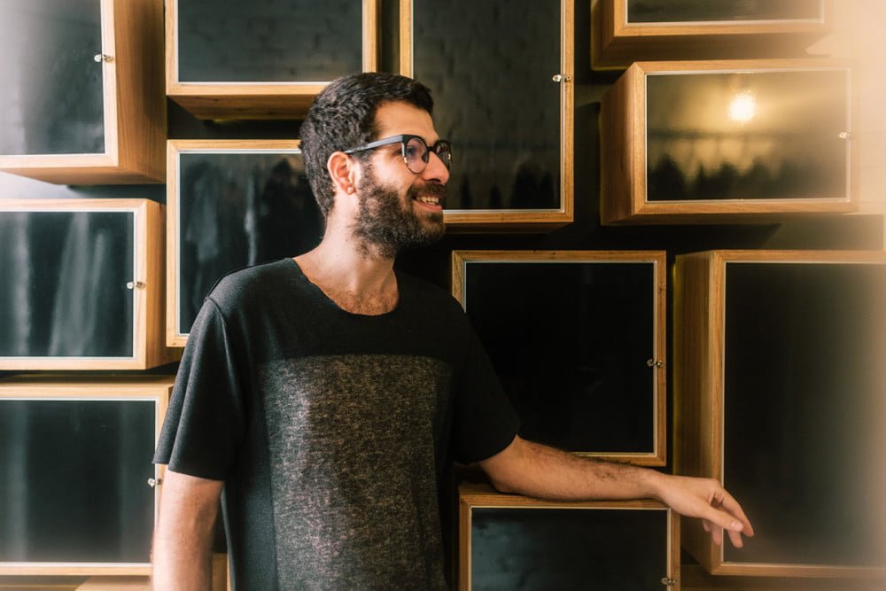 O estilista Renan Serrano criou o Biosoftness inicialmente para aumentar o tempo de vida das roupas de sua marca, a Trendt (foto: Thays Bittar).