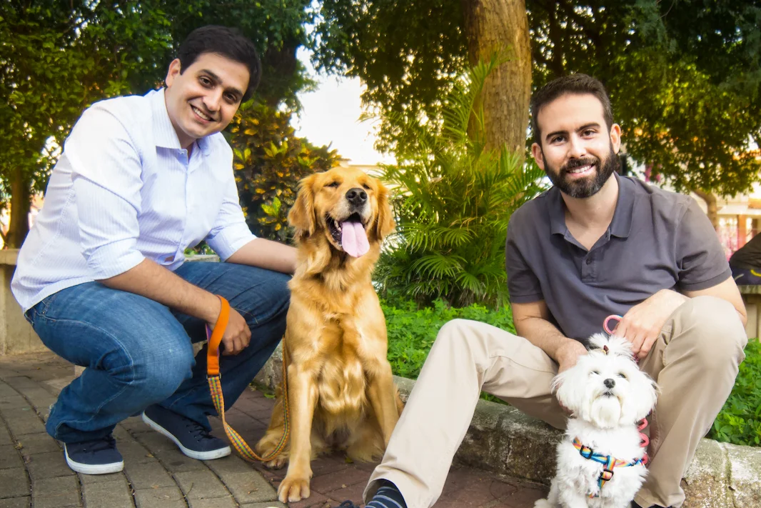 Eduardo Baer e Fernando Gadotti, os fundadores da DogHero — com Amora e Bárbara (foto: Igor Pratis).