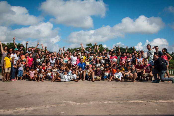 Acima, a equipe de 32 que a GingaFC levou à Vila de Suruacá junto com os ribeirinhos (foto: Bruna Fioretti e Eduardo Figueiredo).