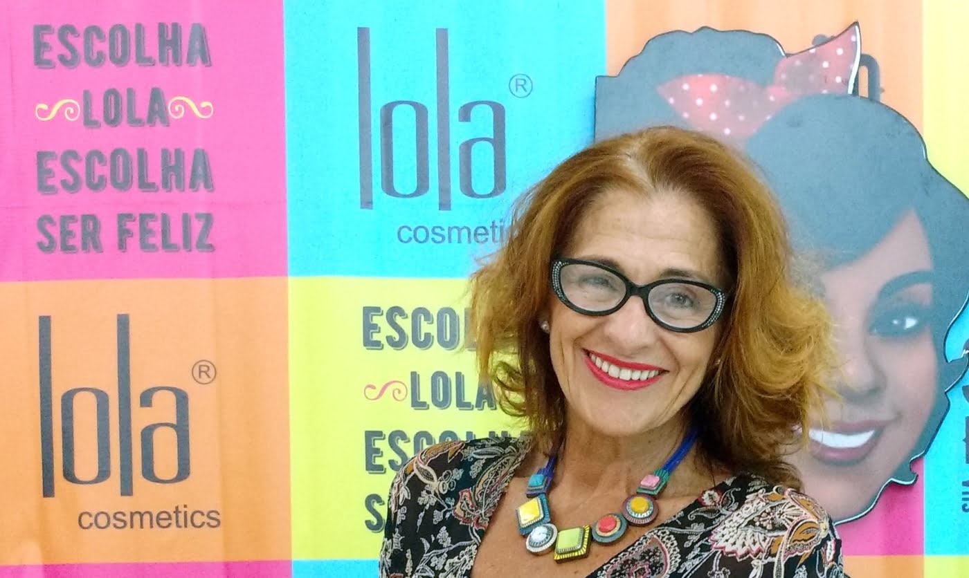 Dione Vasconcellos comprou uma fábrica de cosméticos falida e, três anos depois, lançou a marca Lola Cosmetics.