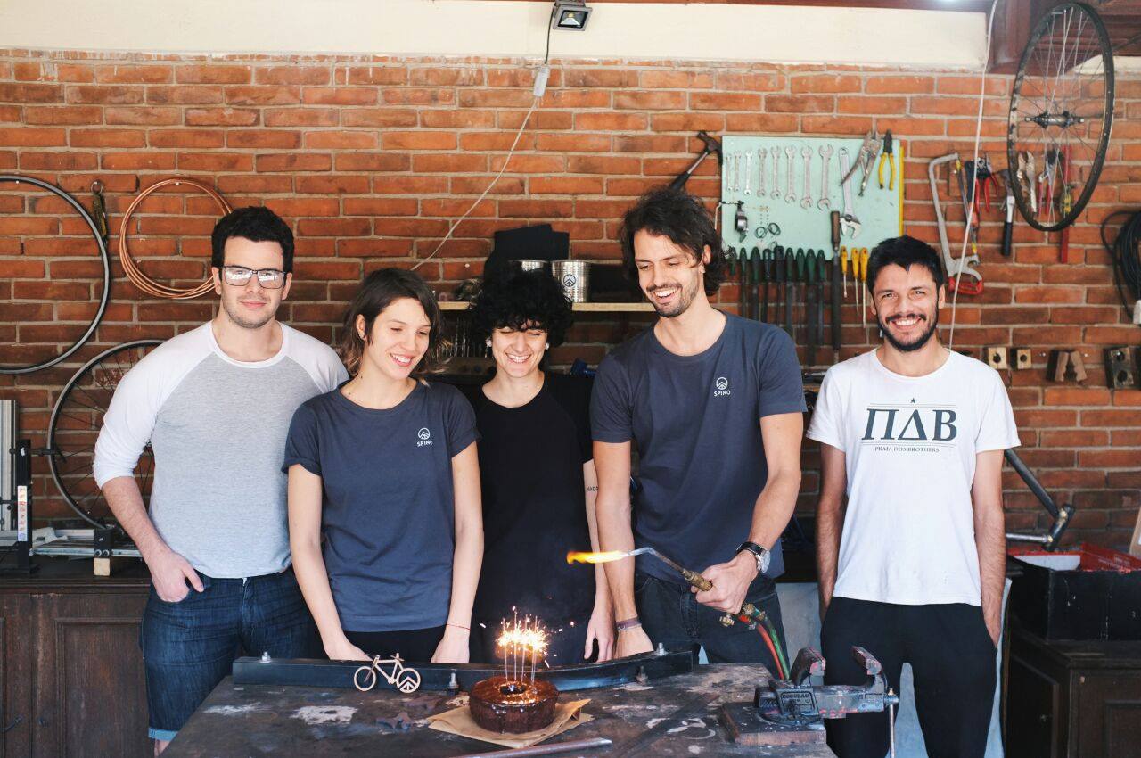 Equipe da Spino Bike na oficina, em Porto Alegre: Victor Rosito, Alice Oliveira, Gabrielle, Luiz Assis Brasil e Yago Silveira.