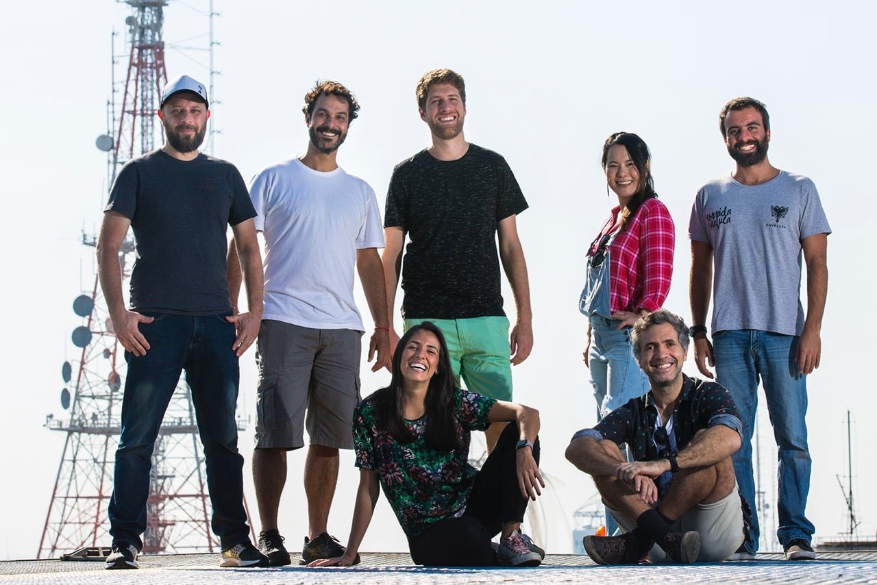 A equipe da Pipoca. Em pé: Zé (Rogério Ferreira), Guilherme Pereira, Felipe Menasche, Catherine Nakiri, Marcos Credie. Sentados: Karina Valenzuela e Rogério Oliveira.