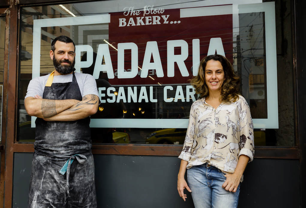 Rafael Brito Pereira e Ludmila Espíndola aprenderam sozinhos a fazer pão e a gerir um negócio. Hoje, acreditam que a vida não precisa ser tão corrida — e que pode ser reinventada aos 40.