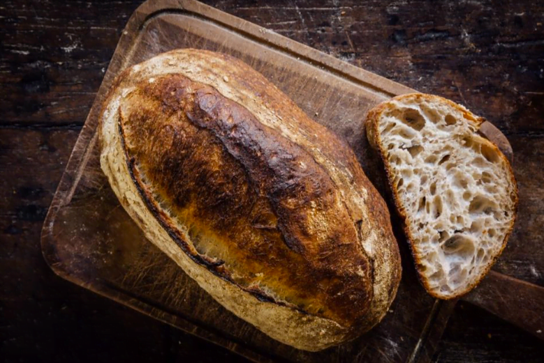 O pão do tipo sourdoughs, da Slow Bakery, tem a casca bem dura e bolhas na massa. E leva dois dias para ser preparado. Sem pressa.