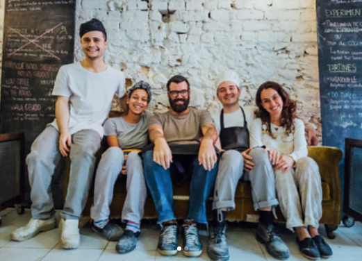 Parte de equipe da Slow Bakery. Sem garçom e sem funções específicas, todos lavam louça, se revezam na cozinha e no salão do café.