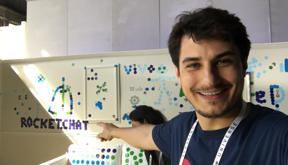 Saiba como Gabriel Engel criou uma plataforma de chat de código aberto que tem mais de tem mais de 1 milhão de usuários espalhados pelo mundo. Entre eles, a Agência Espacial Brasileira.