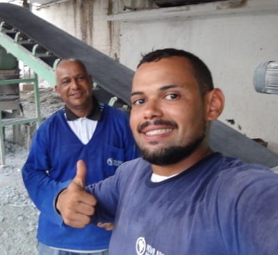 Dois dos três funcionários da Nova Brasil Ambiental, no galpão da recicladora de vidro.