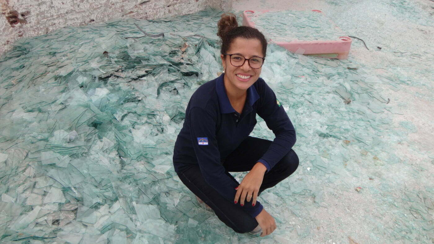 Juliana Maia criou a Nova Brasil Ambiental e está movimentando a cadeia da reciclagem de vidro laminado em Pernambuco.