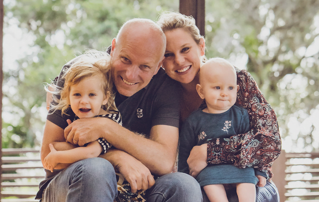 Henrique Möller com a esposa, Desirée, e as pequenas Ana e Lia.