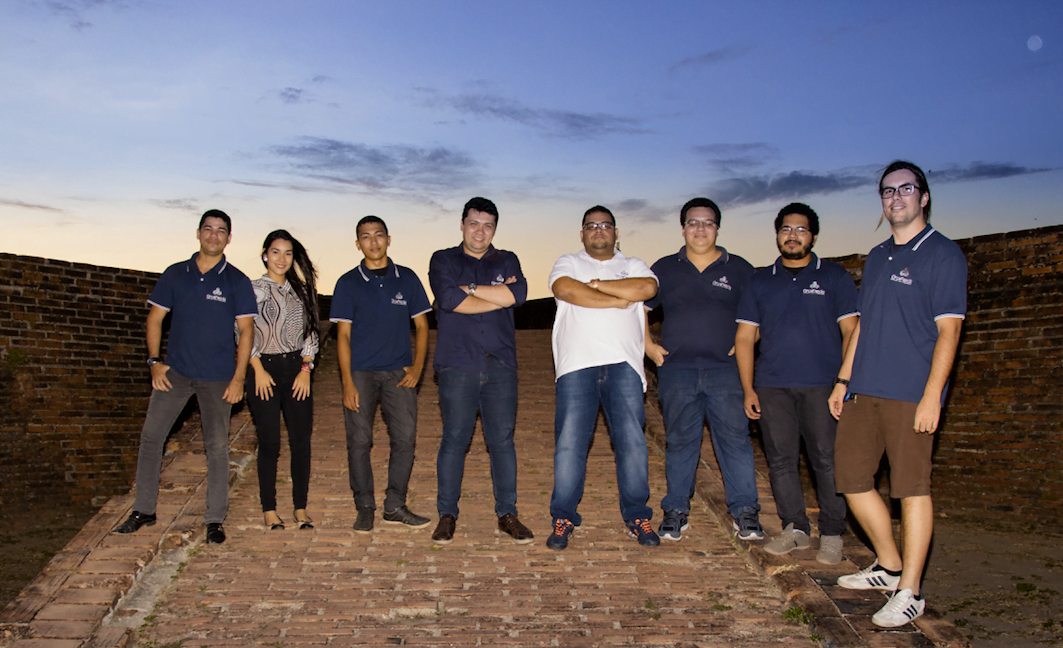 A equipe da OrçaFascio, em Macapá. Ao centro, de braços cruzados, os fundadores Fábio Santos e Antonio Fascio (camiseta branca).