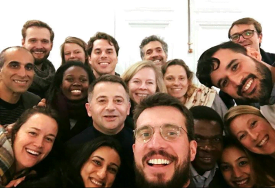 Luciano (à frente) e Rogério (o último, no centro da foto) com outros inovadores sociais em umas reuniões globais da Yunus.