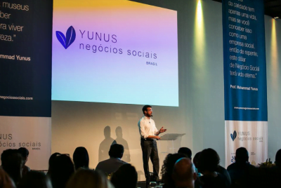 Luciano em uma apresentação da Yunus Brasil, quando ainda era Head de Captação e Investimentos, em 2016.