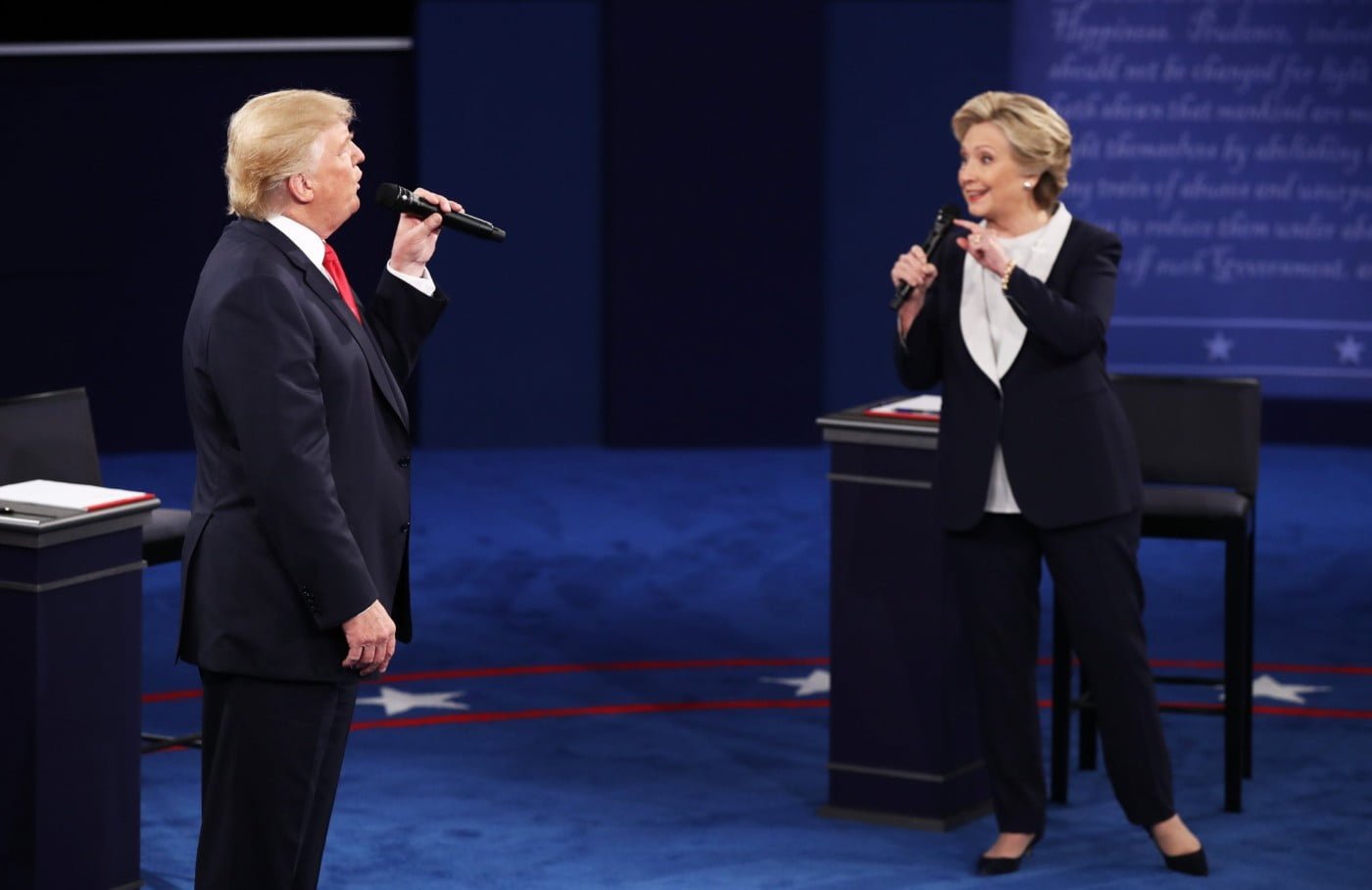 Nos debates presidenciais dos EUA, Donald Trump protagonizou inúmeros episódios de Mansplaining. Hilary Clinton revidou, algumas vezes (imagem: reprodução YouTube).