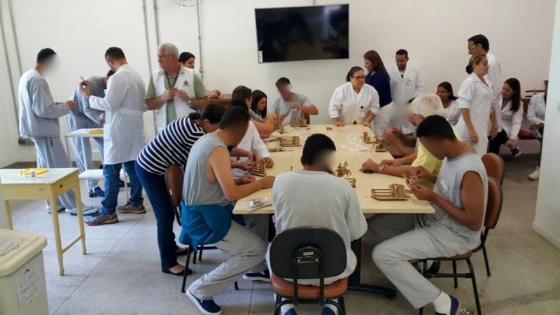 Internos do Hospital Psiquiátrico Pinel em uma oficina maker oferecida por José Michel. A aceitação é tanta que já teve até paciente adiando a alta para poder terminar um projeto.