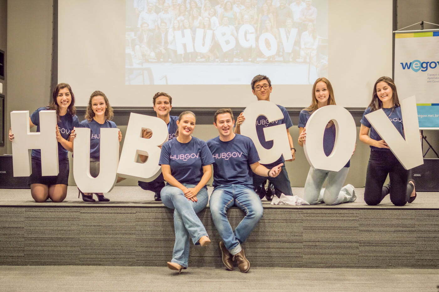 André e Gabriela Tamura (no centro, à frente), no lançamento do HubGov, programa da WeGov orienta servidores públicos na criação de soluções para problemas nas instituições.