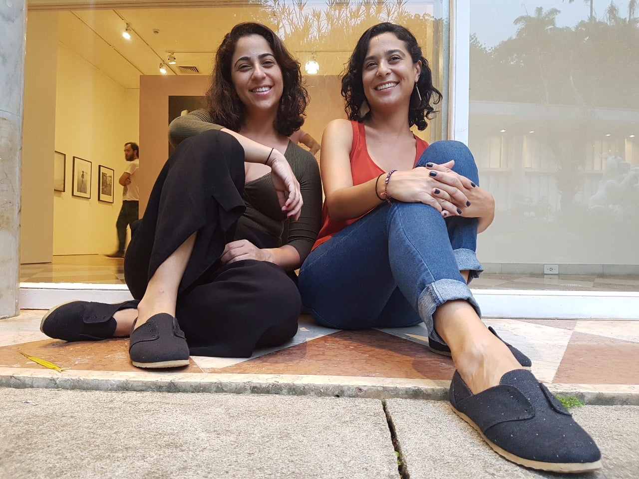 Liz e Jéssica Unikowski, as irmãs empreendedoras que criaram a PAR, que faz sapatos ecológicos com mão de obra de cooperativas de mulheres.
