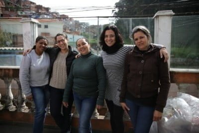 Jéssica e Liz, da PAR, com algumas artesãs do Cardume de Mães, no Campo Limpo, na periferia de São Paulo.