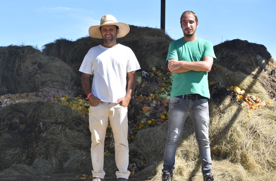 Márcio Santos e Marcos Rangel conduzem a VideVerde, transformando toneladas de resíduos em adubo para venda e para a produção própria de coco verde orgânico (foto: Nátaly de Sousa).