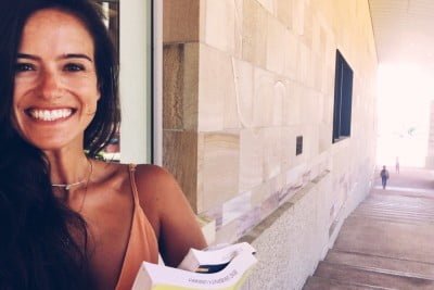 Acima, o "sorrisão" de Manuela no primeiro dia de aula como professora.