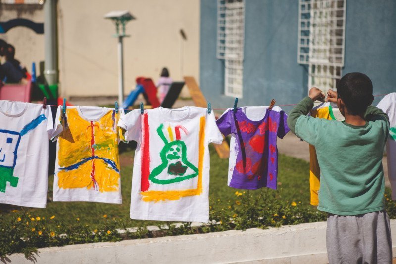 A Moko faz marketing de causa. Em um dos modelos, crianças de instituições são convidadas a pintar camisetas, que depois serão comercializadas para levantar fundos para a instituição.