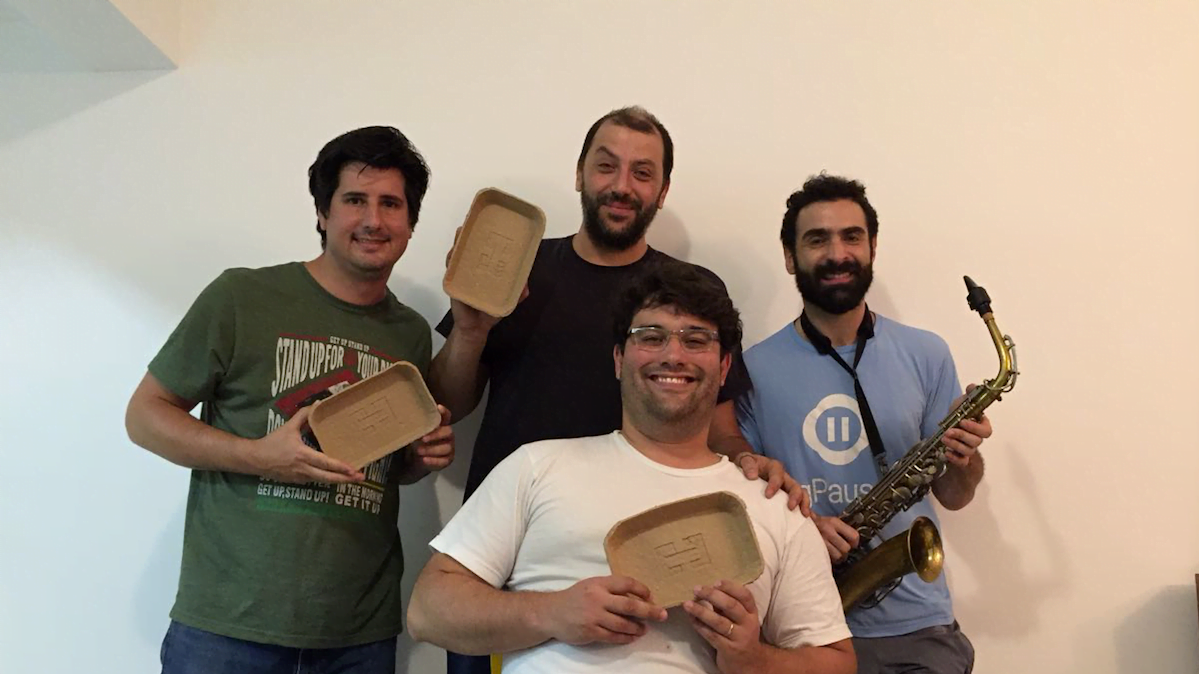 Os sócios da Tamoios Tecnologia são Patrick, Rafael, Ivan e Pablo. (O produto são as bandejinhas e não o saxofone...)