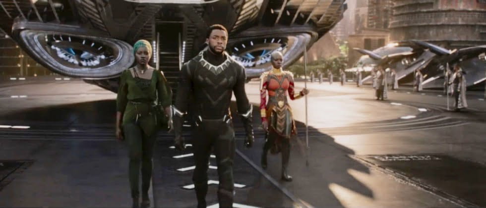 Tecnologia e protagonismo negro: Lupita Nyong’o, Chadwick Boseman e Danai Gurira no blockbuster Pantera Negra (Imagem: Marvel/Reprodução).