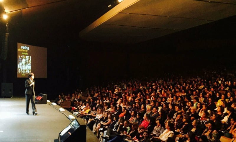 No palco: Beia deu quase 40 palestras no ano passado. Em pauta: choque de gerações, inovação, a nova sociedade.