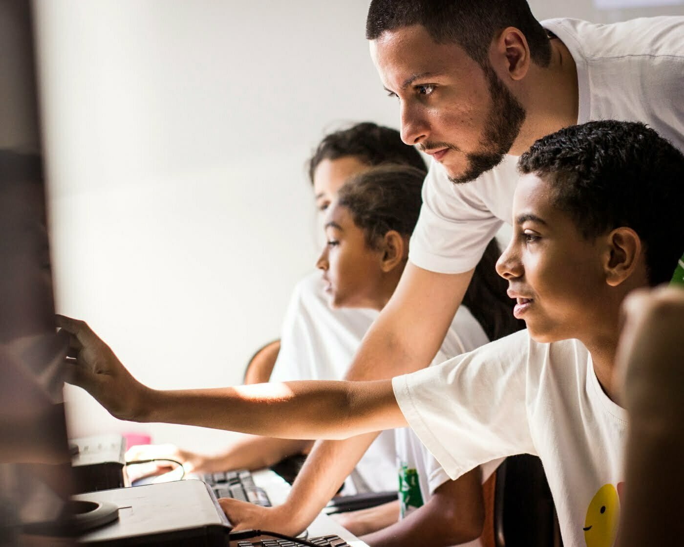 Com o Jovens Hackers, Arthur busca formar nas periferias profissionais de programação. (Foto: Laio Rocha/Projeto Arrastão)