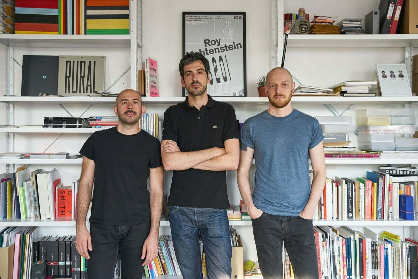 Hugo é o terceiro da foto, de camiseta azul clara. À esquerda está Valerio e, no meio, Erwan. Os sócios do estúdio Julia se conheceram no mestrado e decidiram empreender juntos.