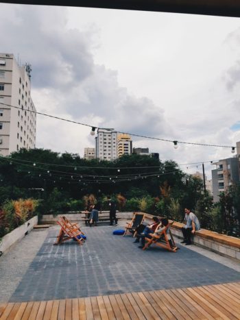 Convidados a interferir no projeto arquitetônico, os funcionários da Questto pediram terraço e chuverão. Rolou.