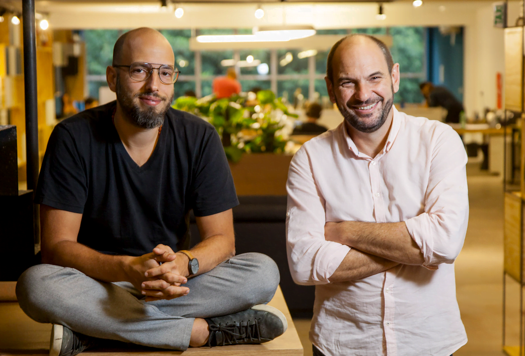 Os sócios da Questtonó, Leonardo e Levi, no novo prédio (Foto: Luís Simione).