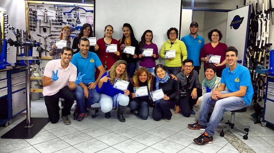 As dez técnicas formadas no curso da Bike 123 em parceria com a Escola Park Tool para inserir mais mulheres nesse mercado.