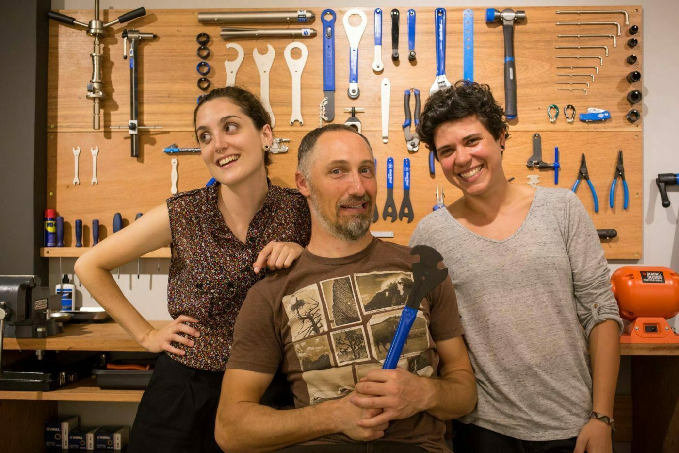 Rafaela, Giovani e Marcella no espaço que serve de ponto de encontro dos ciclistas (e das minas ciclistas) de Florianópolis.