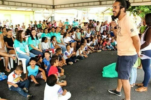 Intervenção realizada pela Atitude Inicial em uma praça de Linhares (ES) para levar à comunidade do entorno serviços públicos de saúde e atividades ligadas à cultura e ao meio ambiente.