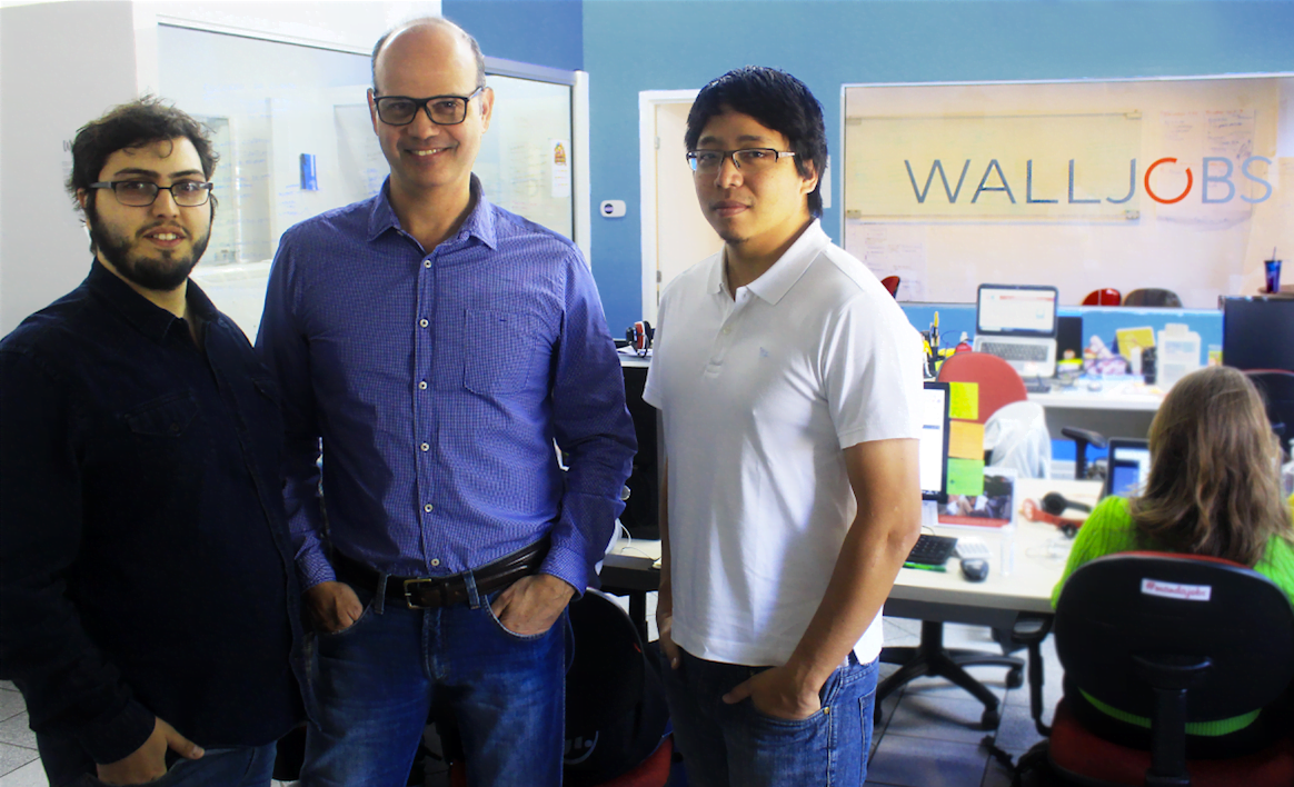 Henrique Calandra, fundador da WallJobs, ao lado do CEO Alexandre Sande e do terceiro sócio, o CFO William Kina.