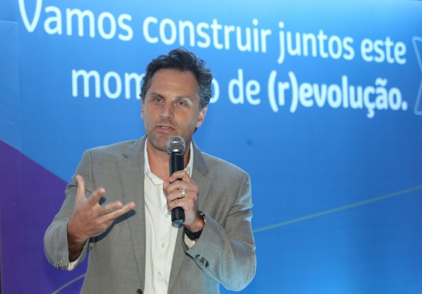 Daniel Castanho, CEO da Ânima Educação, fala dos desafios da educação de massa, da importância do protagonismo no ensino e de como a inovação é importante para renovar o setor.