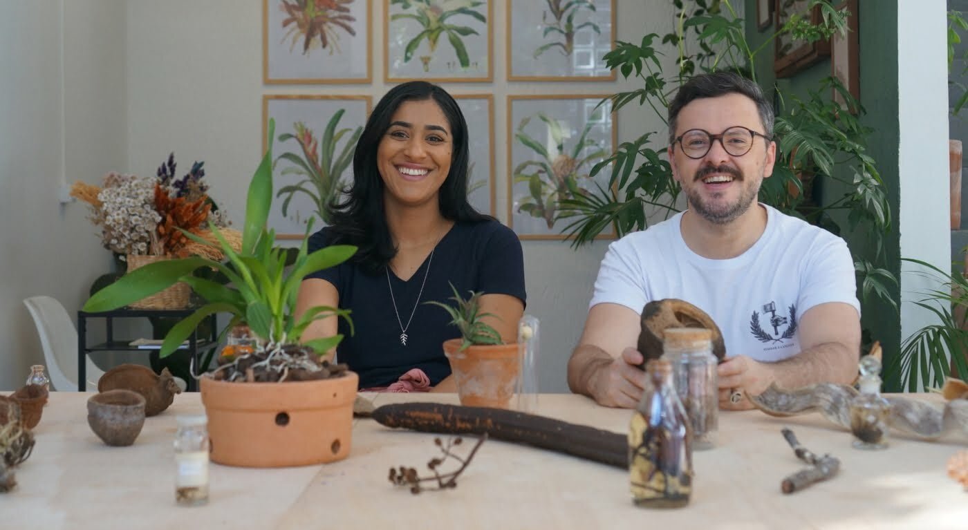 Os biólogos Gisele de Oliveira e Anderson Santos se juntaram para criar um espaço com oficinas e workshops de identificação de plantas, poda, extração de pigmentos naturais etc (foto: Julia Rettmann).