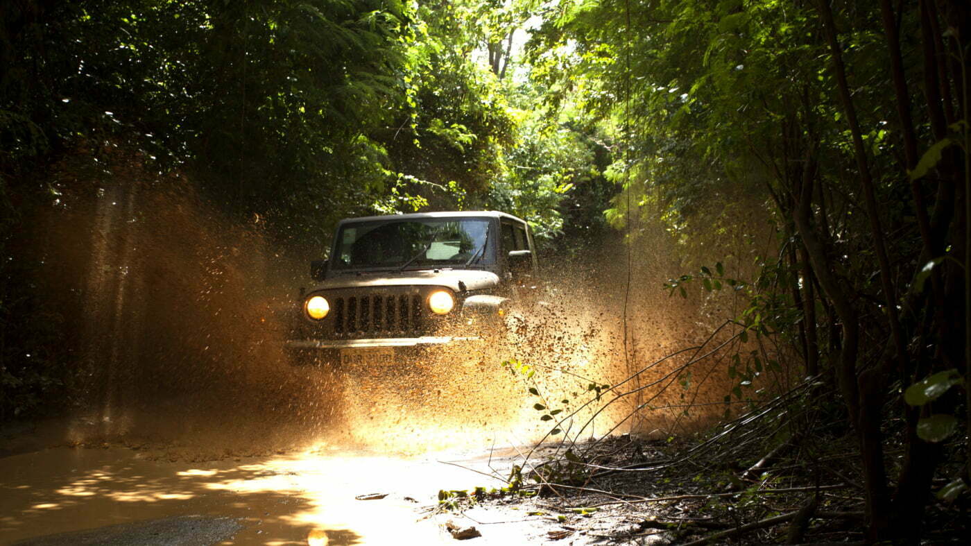 Todos os acessos da ilha são off road e, na série, foram feitos por um Jeep Wrangler.