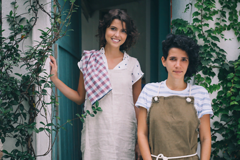 Larissa e Joanna queriam encontrar no Brasil os itens básicos e simples para a cozinha que viam em suas viagens ao exterior. Fizeram isso, sem deixar de colocar um toque nacional nos produtos. Deu certo.