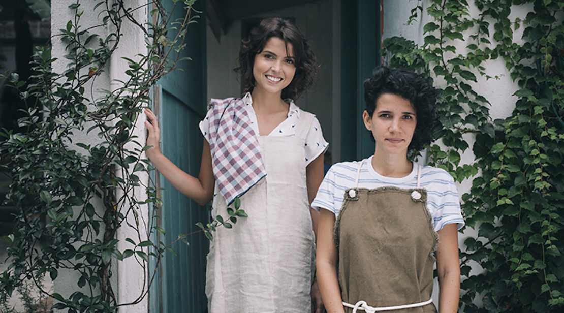 Larissa e Joanna queriam encontrar no Brasil os itens básicos e simples para a cozinha que viam em suas viagens ao exterior. Fizeram isso, sem deixar de colocar um toque nacional nos produtos. Deu certo.