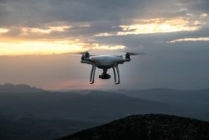 Na Sociedade 5.0, a tecnologia deve melhorar a qualidade de vida. Drones, por exemplo, podem ajudar a logística da entrega de mercadorias (inclusive em locais ermos e montanhosos).