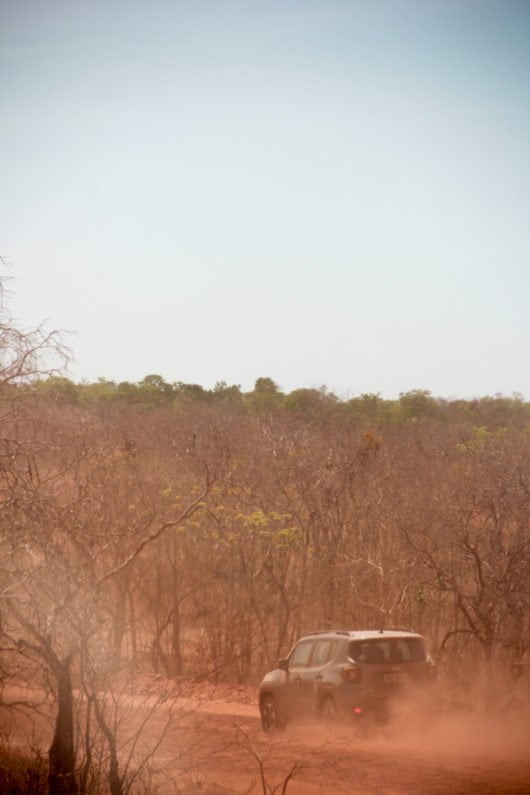 O Jeep Renegade levantando poeira nas pedreiras do Jalapão.